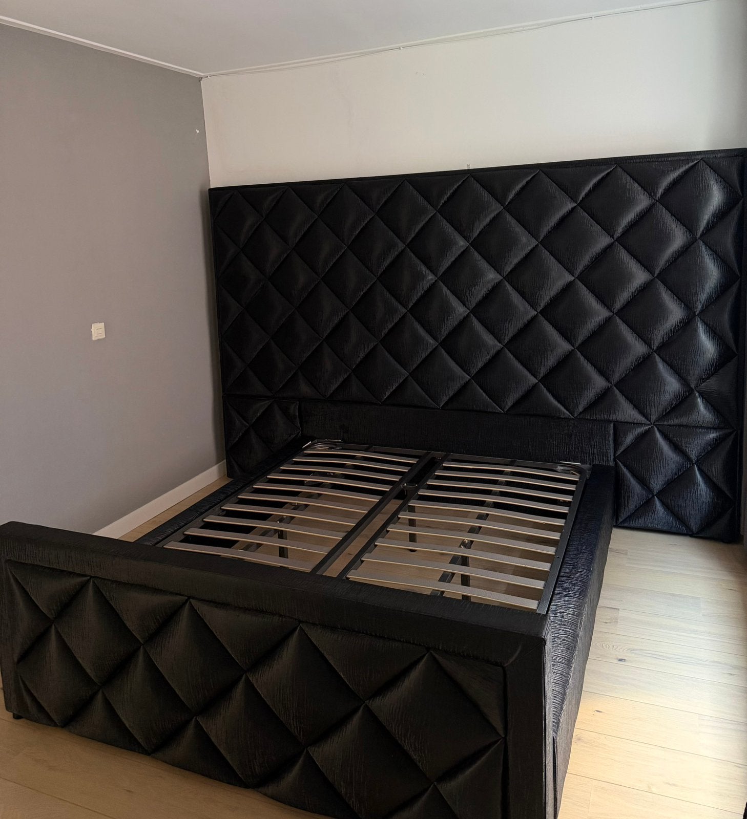 Luxe zwart gestoffeerd designbed 180x200 met lattenbodem, Ophalen