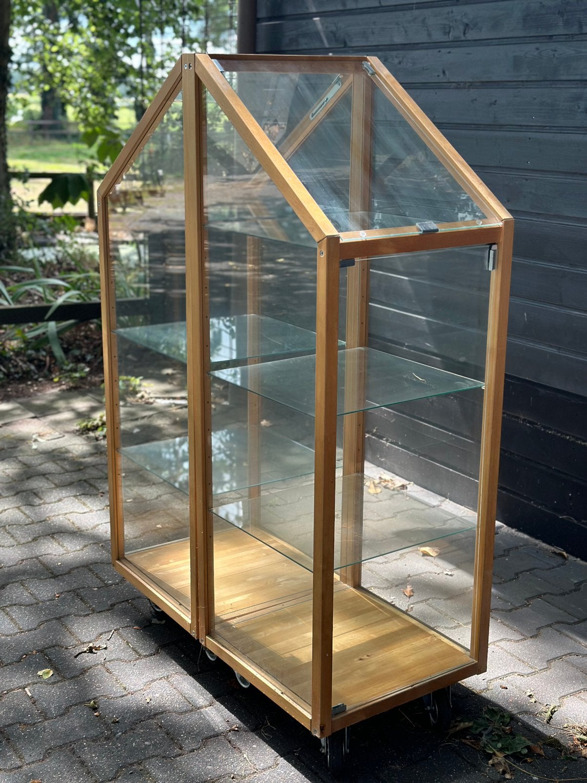 Glazen vitrinekast op wielen – houten frame, Huis en Inrichting, Ophalen, 50 tot 100 cm, 150 tot 200 cm, 25 tot 50 cm