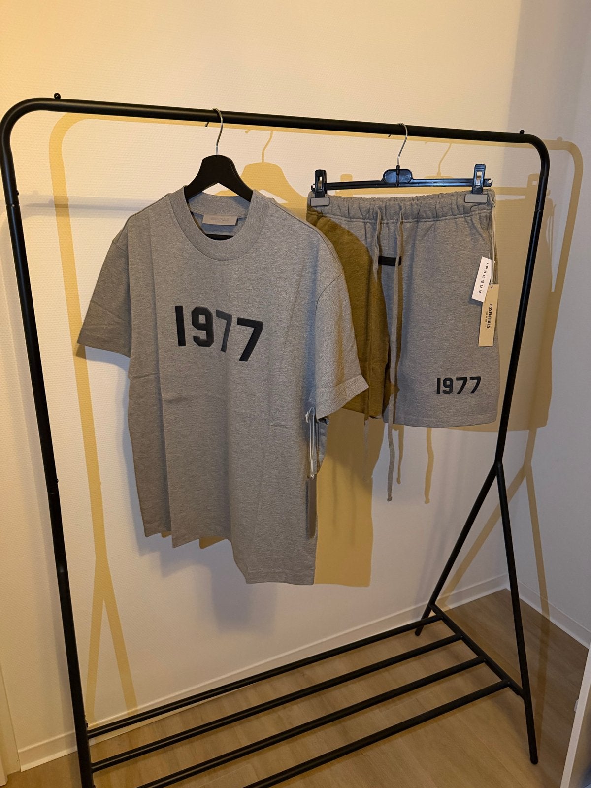 Essentials Fear of God 1977 Dark Oatmeal Set - Nieuw, Ophalen of Verzenden, Nieuw, Maat 46 (S) of kleiner, Grijs