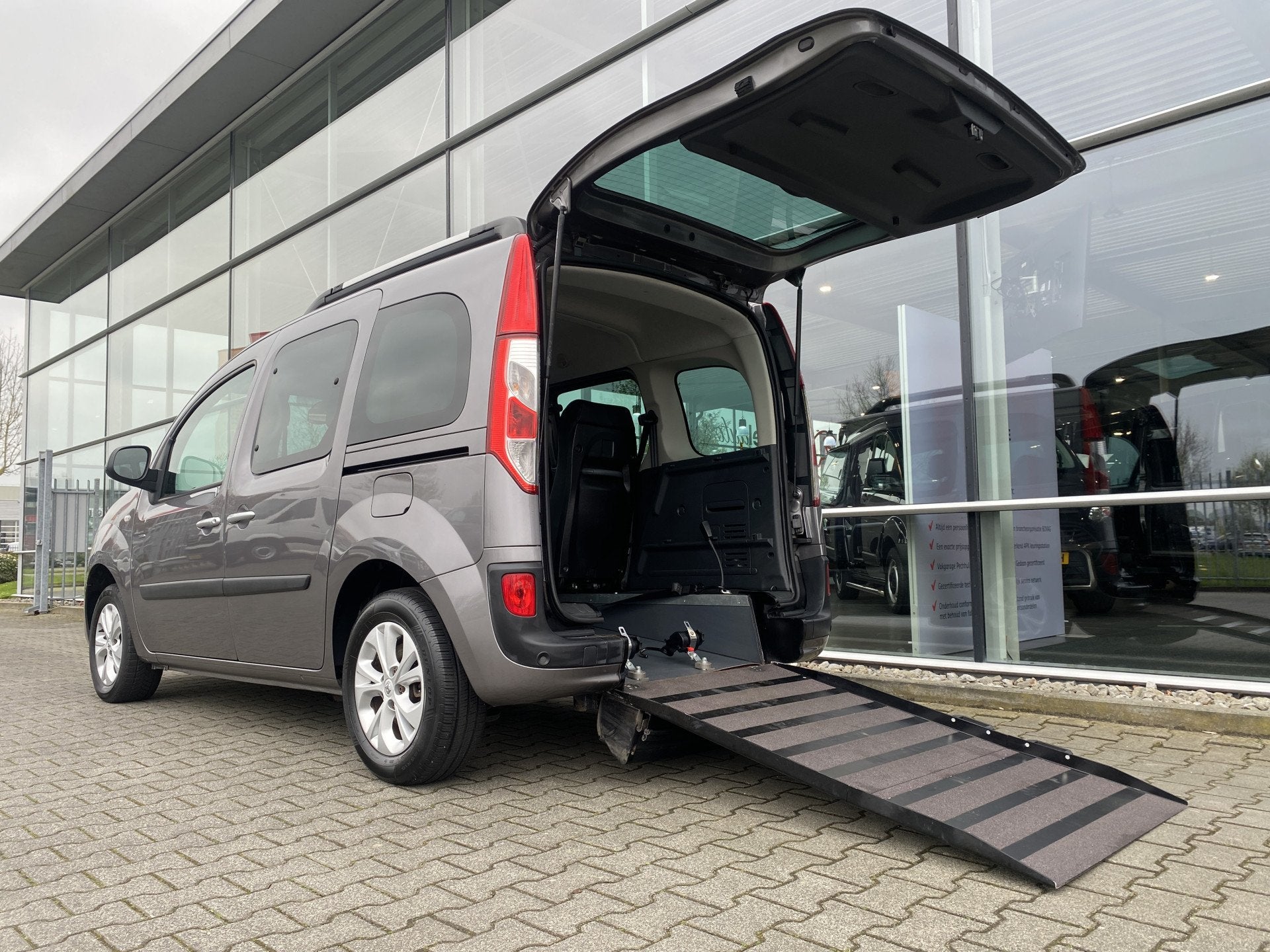 Renault Kangoo Family 4+1 Rolstoelauto 1.2 TCe Limited Start, Voorwielaandrijving, 1441 kg, Stof, Gebruikt