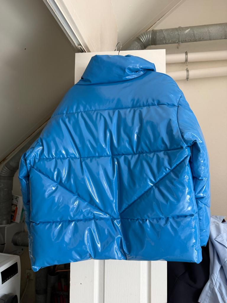 Blauwe glanzende puffer jas, Kleding | Dames, Jassen | Winter, Ophalen of Verzenden, Zo goed als nieuw, Maat 38/40 (M), Blauw