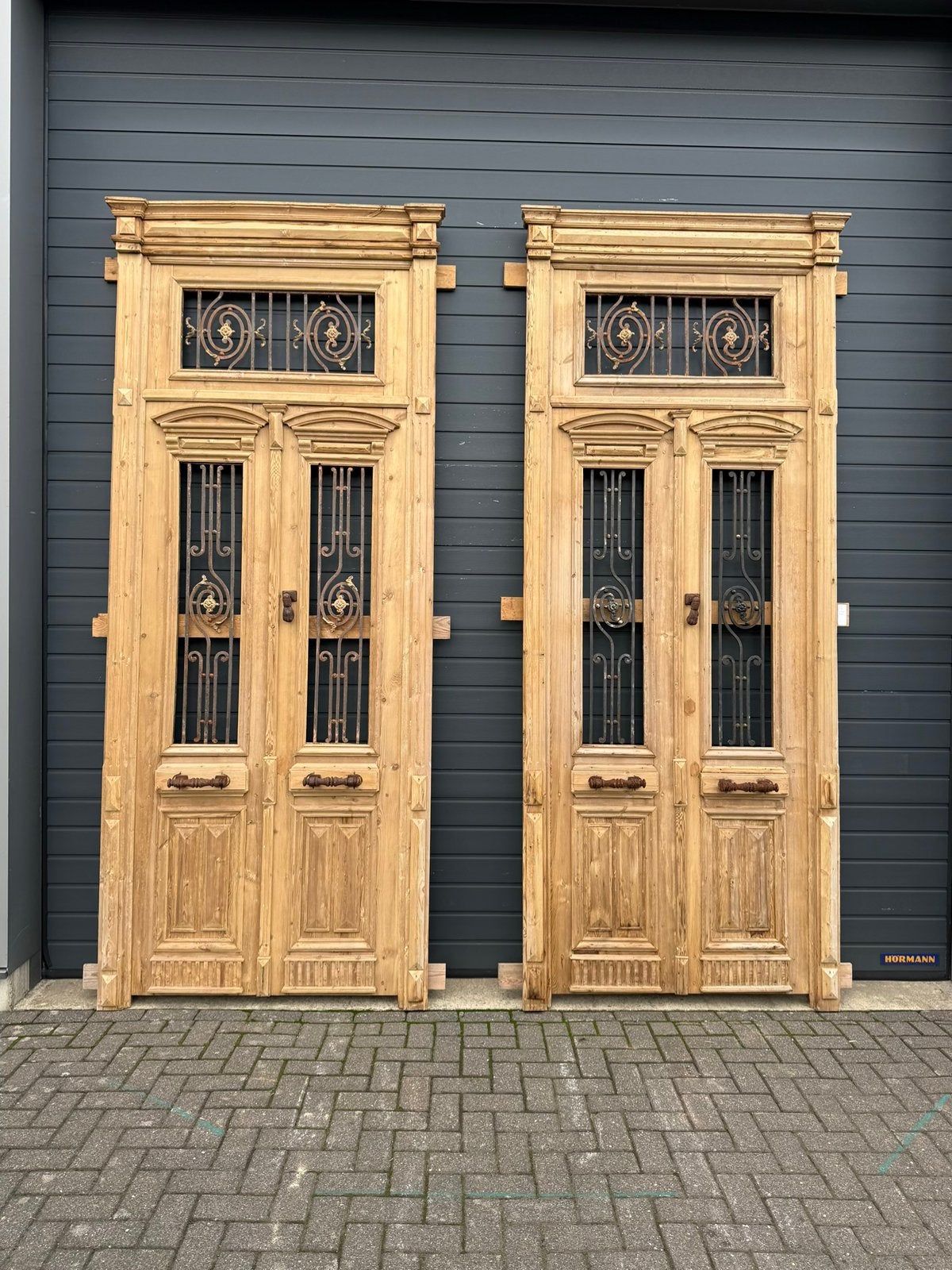Antieke dubbele buitendeur met smeedijzer en bronzen details, Ophalen of Verzenden, Gebruikt