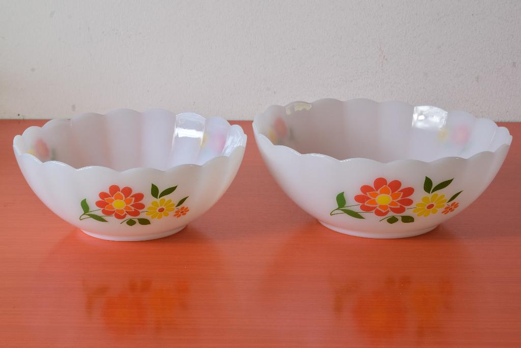 Set / nest van 2 retro vintage Arcopal schalen - Funky bloem, Ophalen of Verzenden, Overige stijlen, Glas, Schaal of Schalen