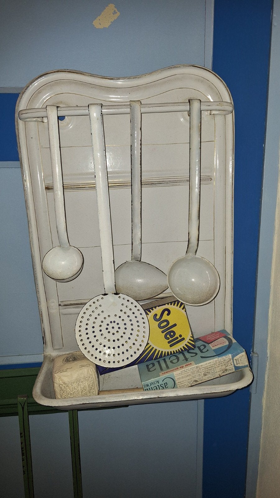 Vintage geëmailleerd lepelrek met lepels, Antiek en Kunst, Ophalen of Verzenden