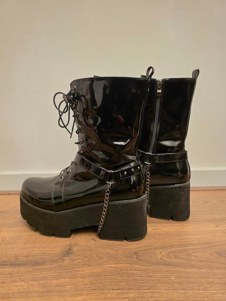 Zwarte lakleren platform laarzen met ketting, maat 43, Kleding | Dames, Schoenen, Ophalen of Verzenden, Gedragen, Zwart, Lage of Enkellaarzen
