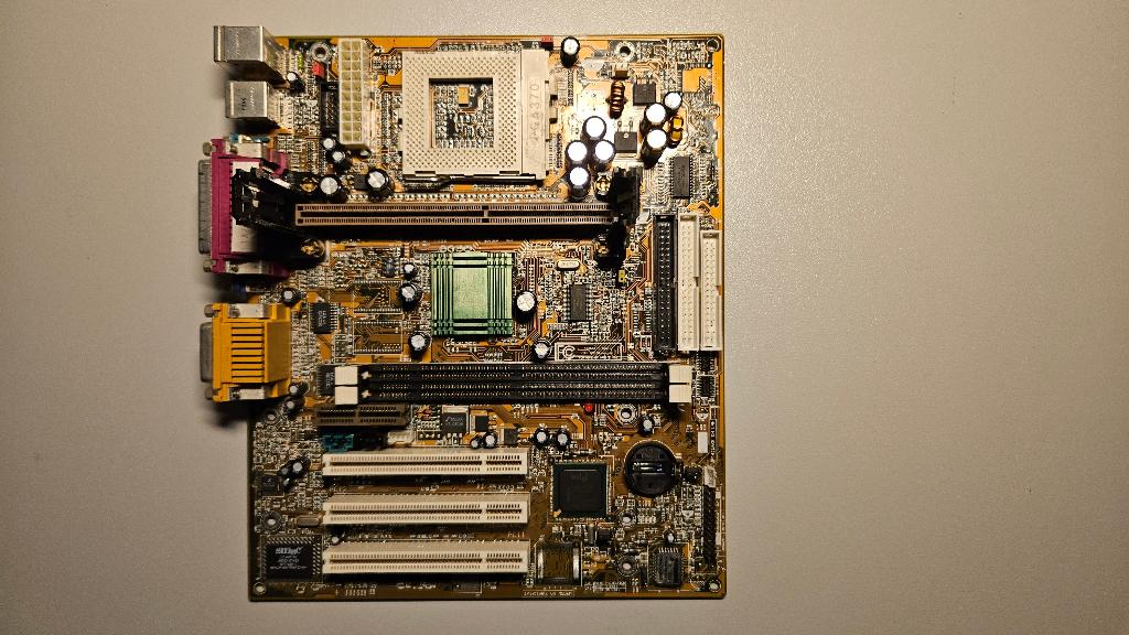 Biostar M6TWG mainboard, Gebruikt, Overige soorten, Socket 370 & Slot 1, Ophalen of Verzenden