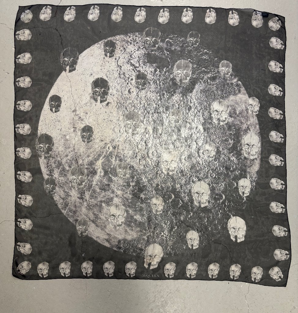 ALEXANDER McQUEEN Zwart grijs skull zijde sjaal 96X96cm, Kleding | Dames, Alexander McQueen, Ophalen of Verzenden, Zo goed als nieuw