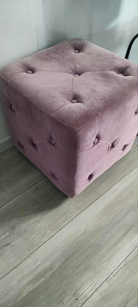 Lila kleurige vierkante poef gratis, Ophalen, Minder dan 50 cm, Gebruikt, Vierkant