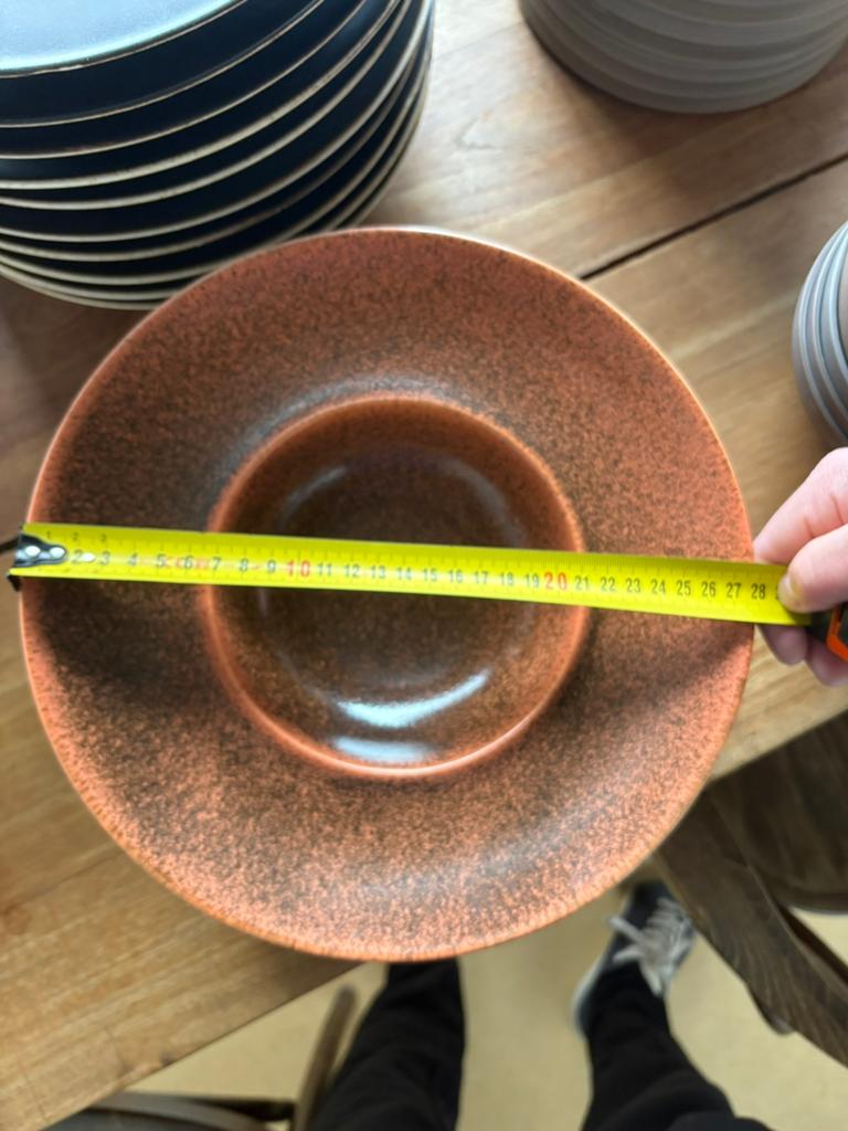 Servies set: borden en kommen, zwart en oranje, Huis en Inrichting, Keuken | Servies, Gebruikt, Keramiek, Ophalen of Verzenden