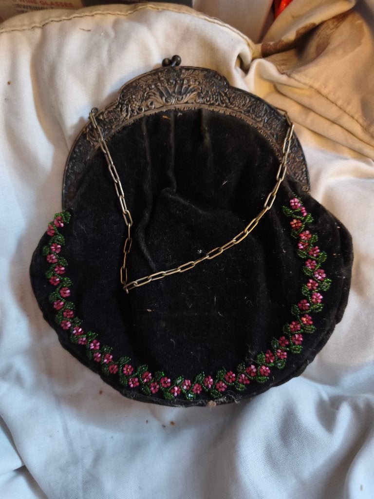 Antiek Fluwelen Kralentasje met Bewerkte Beugel – Jaren 20, Antiek en Kunst, Ophalen of Verzenden, Dames