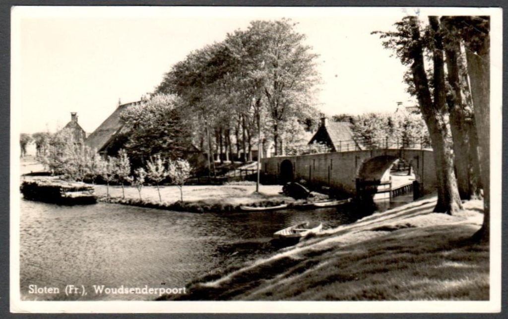 Oude Ansicht - Sloten - Woudsenderpoort - 1952 - Frl., Ophalen of Verzenden, 1940 tot 1960, Gelopen, Friesland