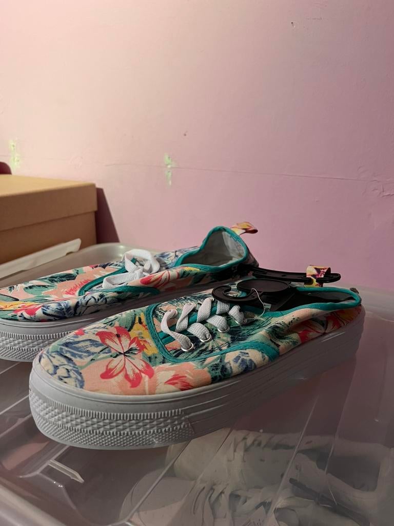 Instappers - bloemen print - nieuw - 39, Kleding | Dames, Schoenen, Instappers, Nieuw, Verzenden, Blauw