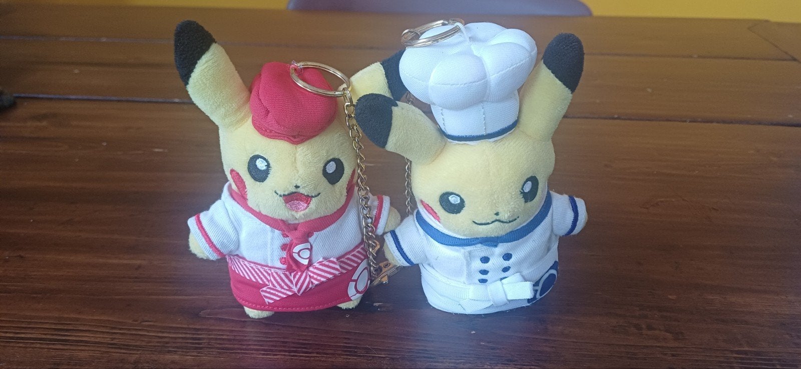 Pikachu plush knuffel Pokemon Cafe chef waitress keychain, Hobby en Vrije tijd, Ophalen of Verzenden, Zo goed als nieuw, Overige typen
