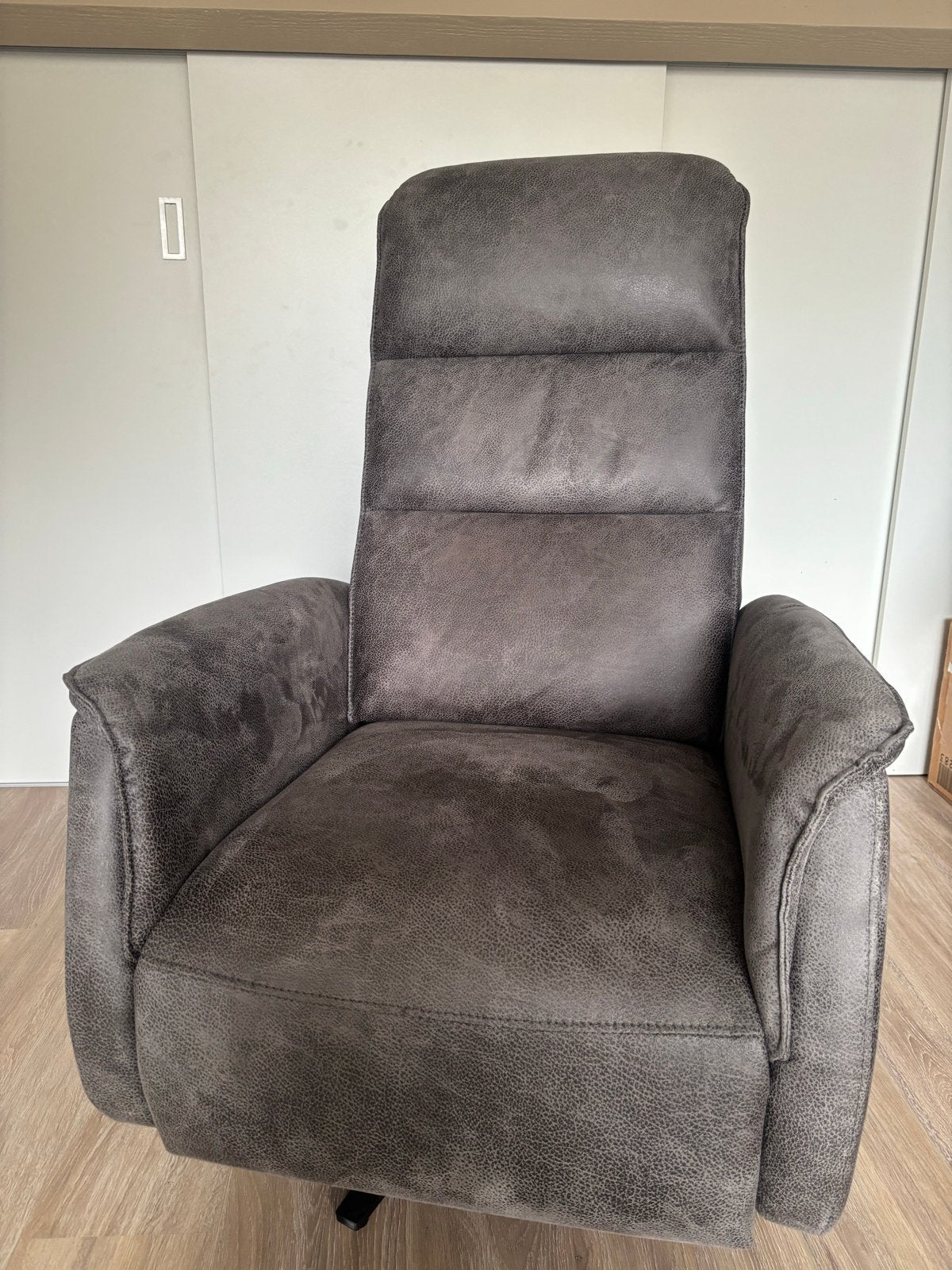 Uitklapbare grijze fauteuil van Pronto, Ophalen, Zo goed als nieuw, 50 tot 75 cm, Leer