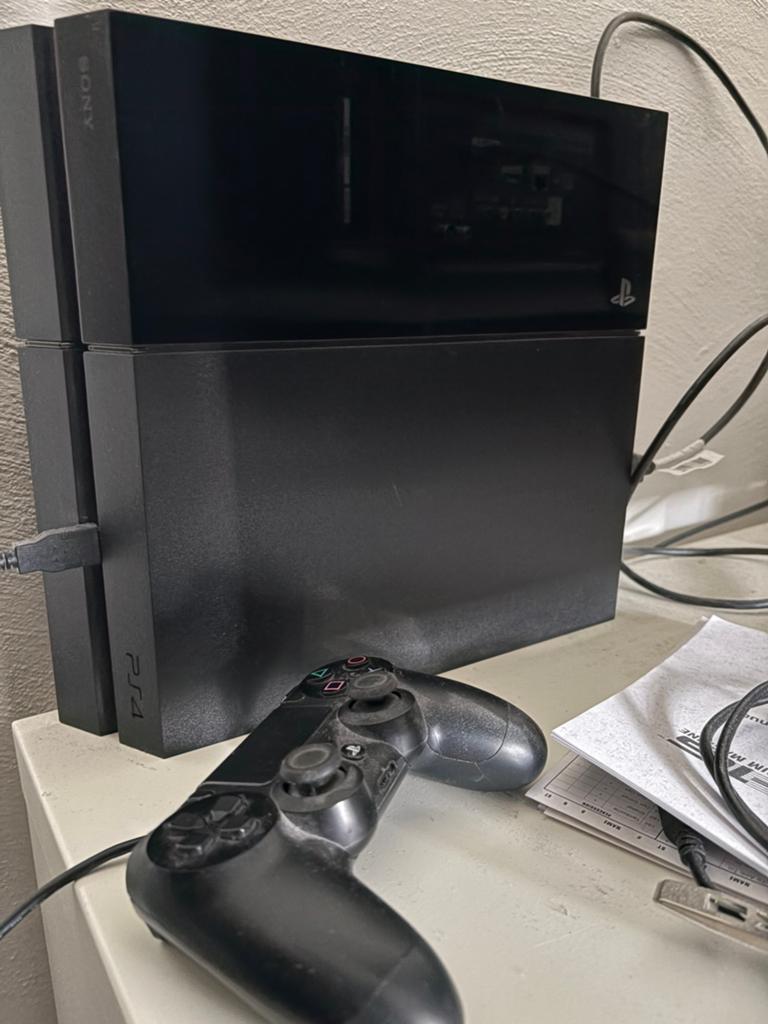 Ps4 met controller, tv en 3 games, 1 speler, Ophalen, Zo goed als nieuw, Vanaf 3 jaar