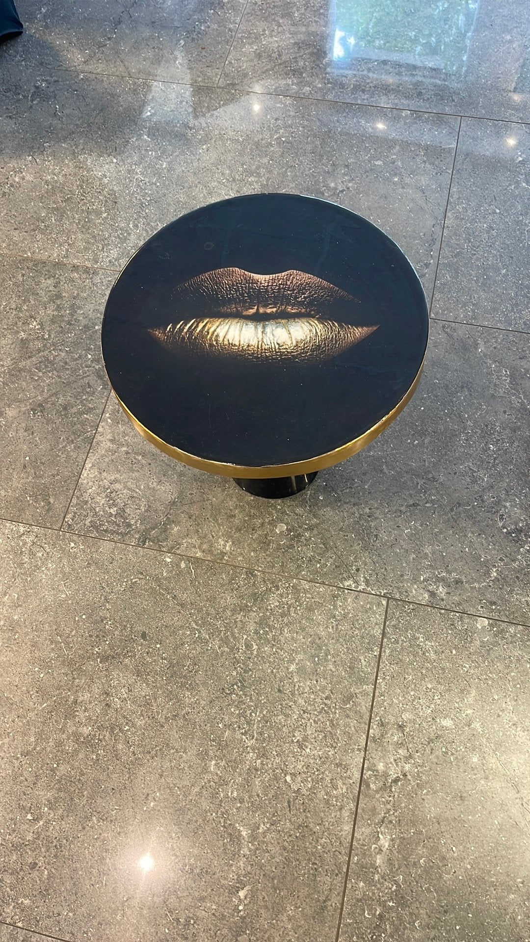 Zwart met goud met lippen bijzettafel!, Ophalen of Verzenden, Rond, Metaal of Aluminium, Minder dan 55 cm