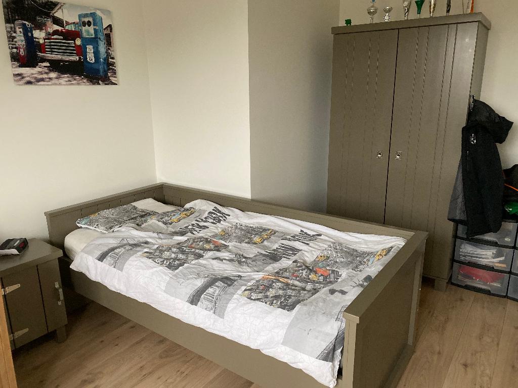 Kinderbed met nachtkastje en kledingkast, Ophalen, 85 tot 100 cm, Gebruikt, Lattenbodem
