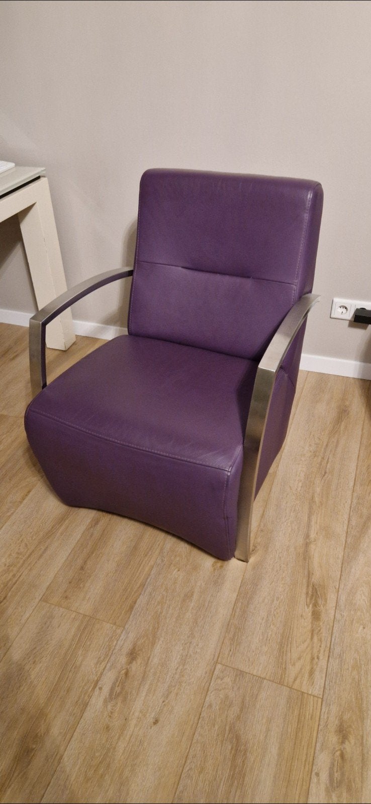 Te koop echt leer donker aubergine kleur rela fauteuil zgan, Huis en Inrichting, Fauteuils, Ophalen of Verzenden, Zo goed als nieuw