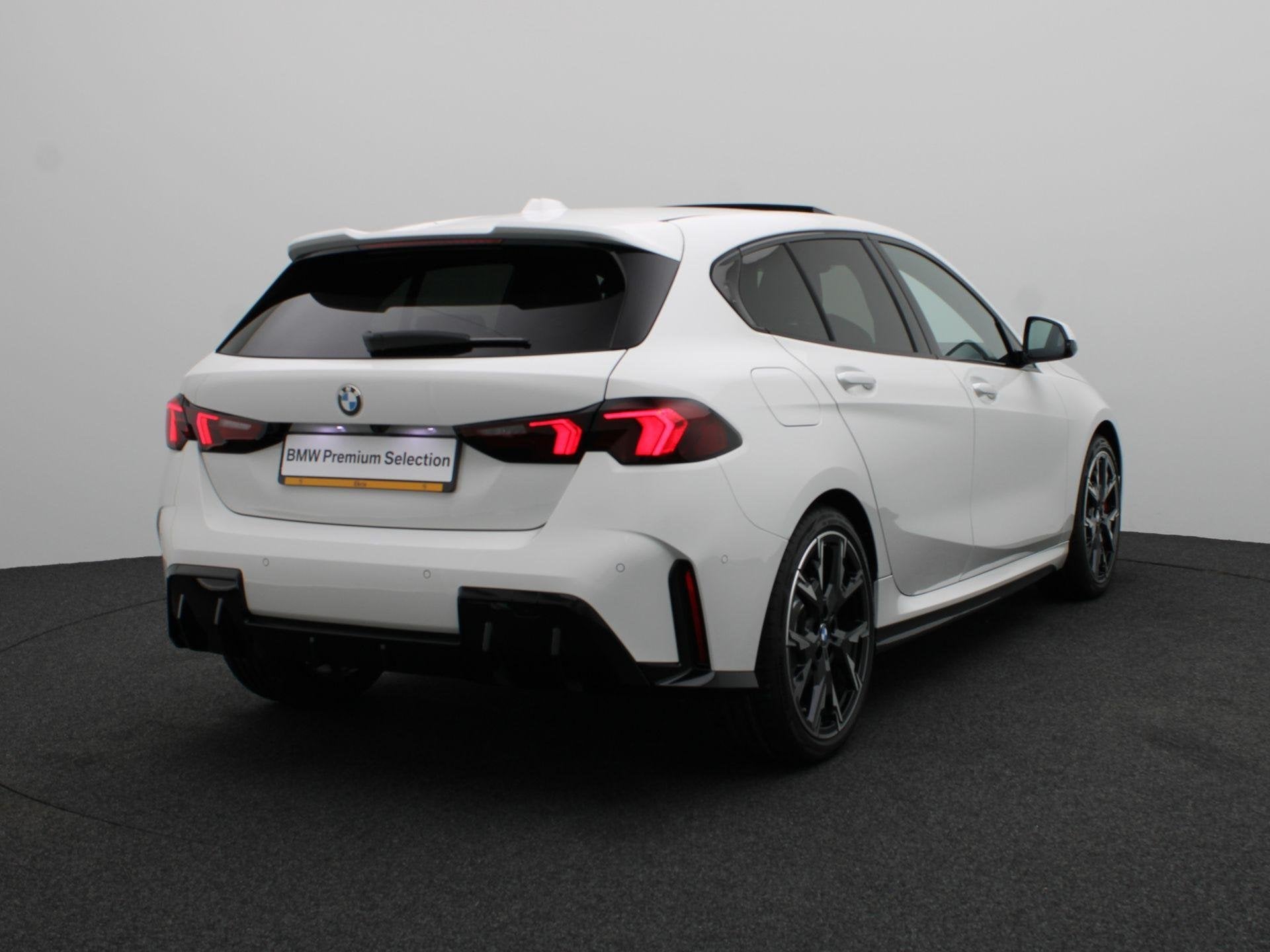 BMW 1 Serie 120 M Sportpakket Pro | Premium Pack | Stuurwiel, Auto's, BMW, Stof, Met garantie (alle), Wit, Stuurwielverwarming