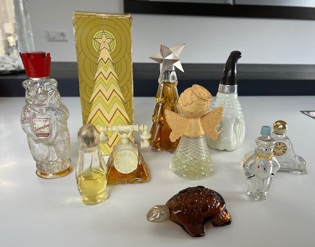 Avon, 9 hele oude collectors items flesjes in mooie vormen., Ophalen of Verzenden, Gebruikt