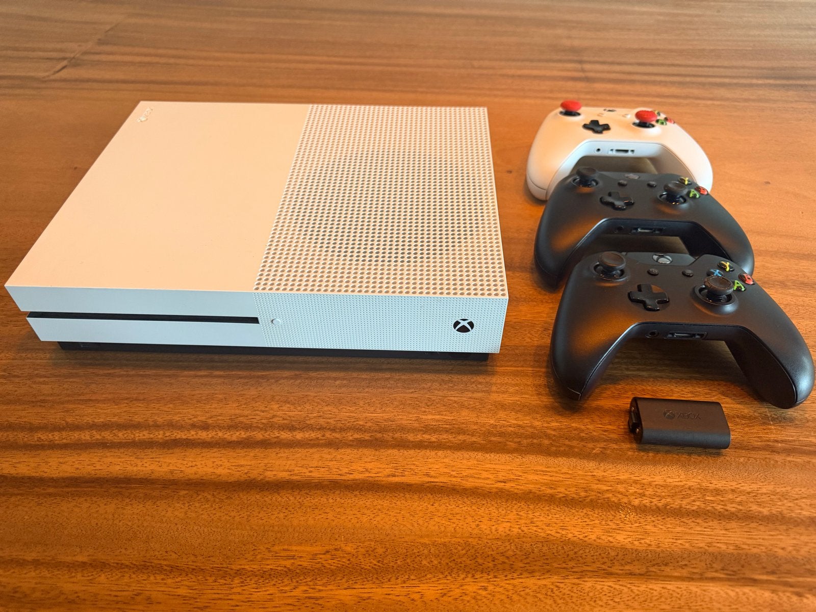 Xbox One S met 3 controllers en 7 games, Spelcomputers en Games, Ophalen, Vanaf 18 jaar, Eén computer, Zo goed als nieuw