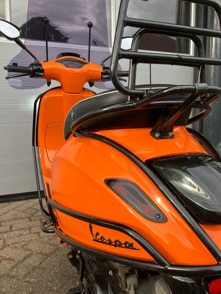 Vespa Sprint 50cc Oranje / Zwart als nieuw!, Hobby en Vrije tijd, Overige Hobby en Vrije tijd, Ophalen, Zo goed als nieuw