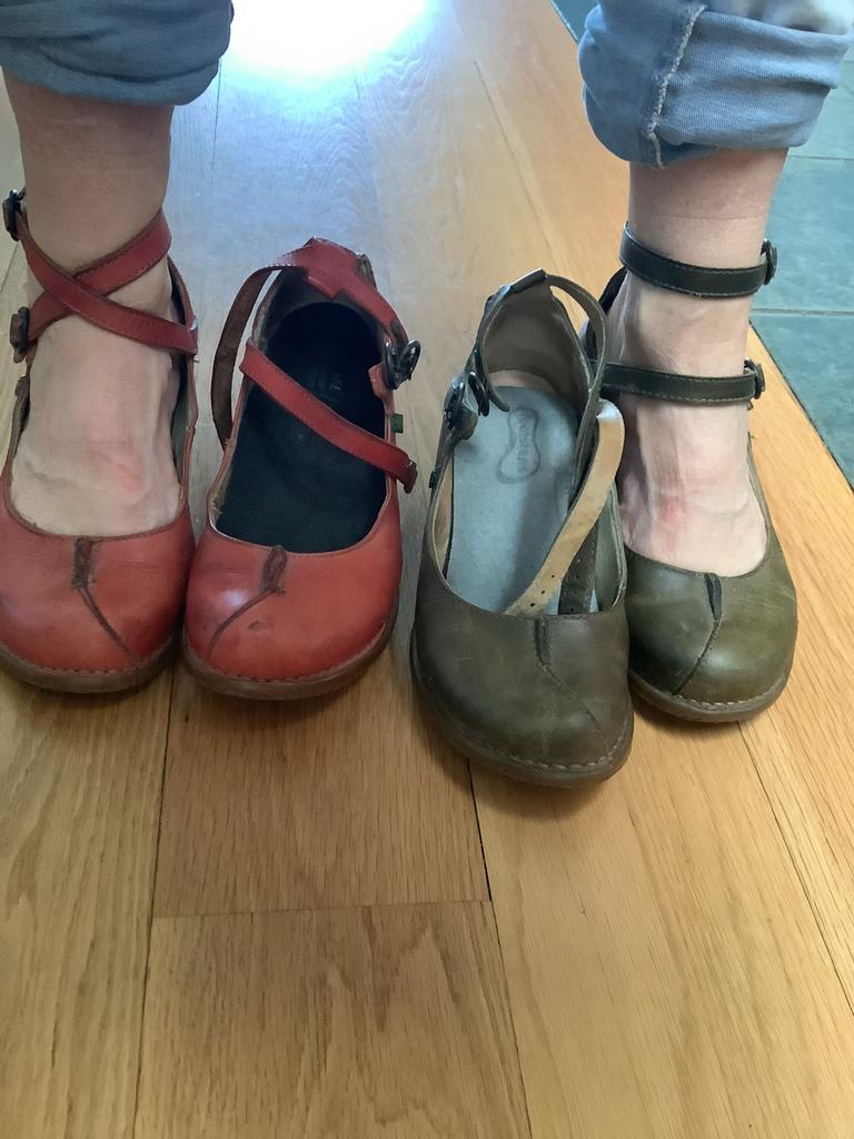 Kikker schoenen, maat 40, groen en rood, Kleding | Dames, Ophalen of Verzenden, Gedragen, Groen, Schoenen met lage hakken