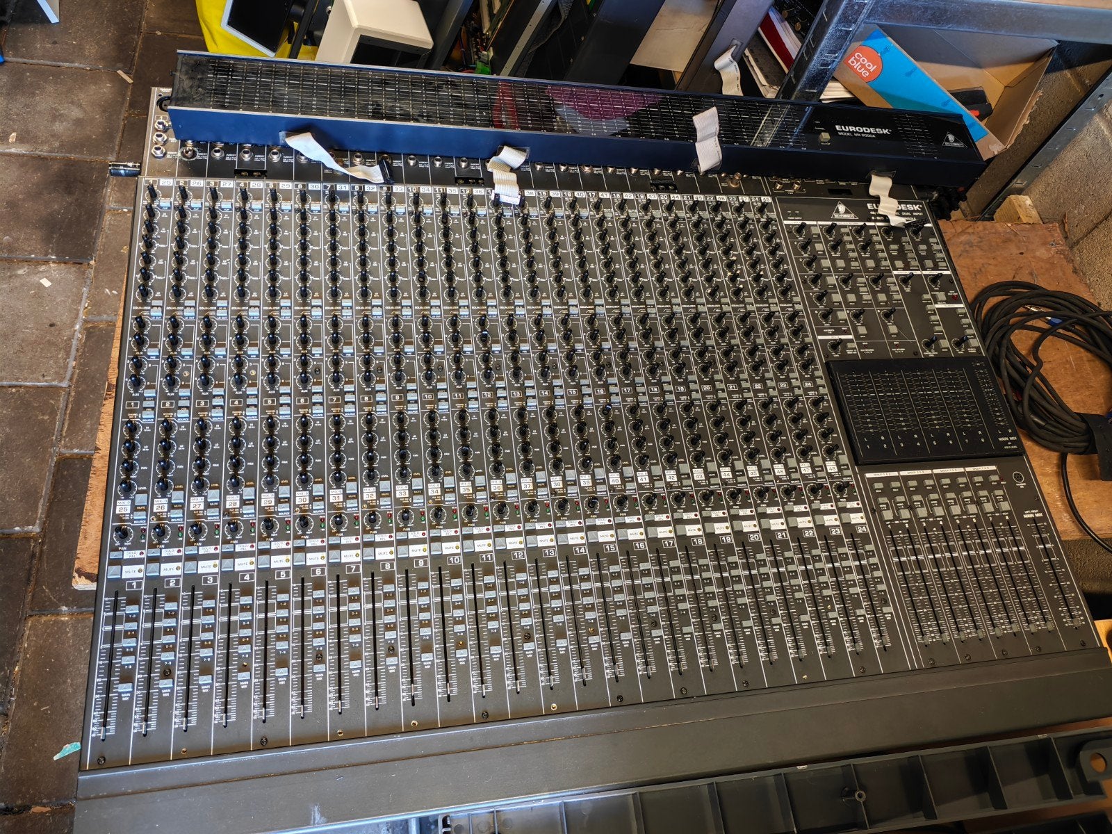 te koop Behringer Eurodesk MX8000+resver tafel, Ophalen of Verzenden, Gebruikt, 20 kanalen of meer, Microfooningang
