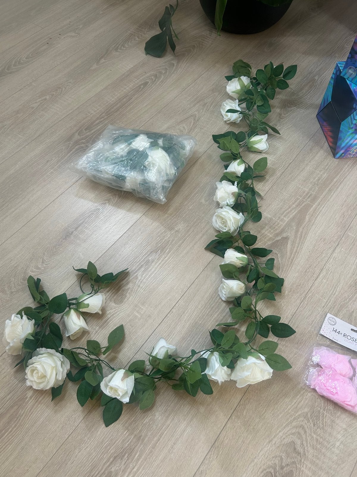 Kunstbloemen slinger met witte rozen en losse blaadjes, Ophalen, Binnen, Inclusief accessoires, Kunstbloem