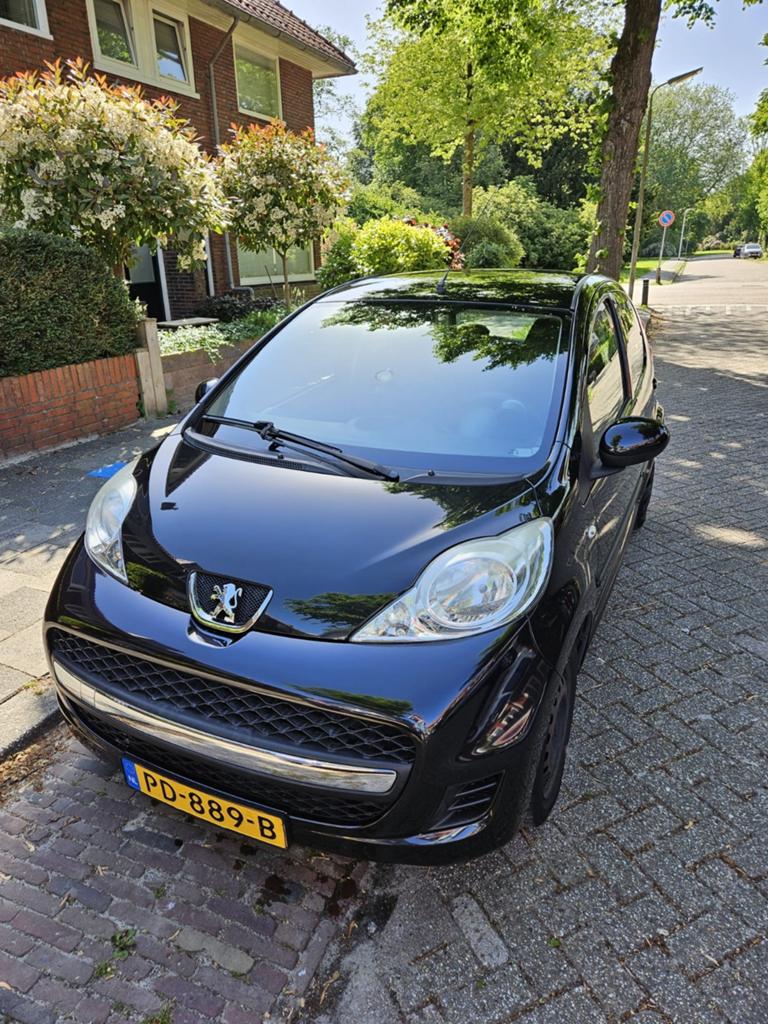 Peugeot 107 1.0 12V 5DR 2011 Zwart, Voorwielaandrijving, 4 stoelen, Handgeschakeld, Particulier