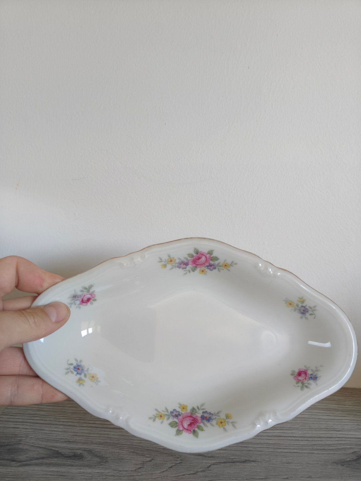 Ovale schaal met bloemmotief en gouden rand, Antiek en Kunst, Ophalen of Verzenden