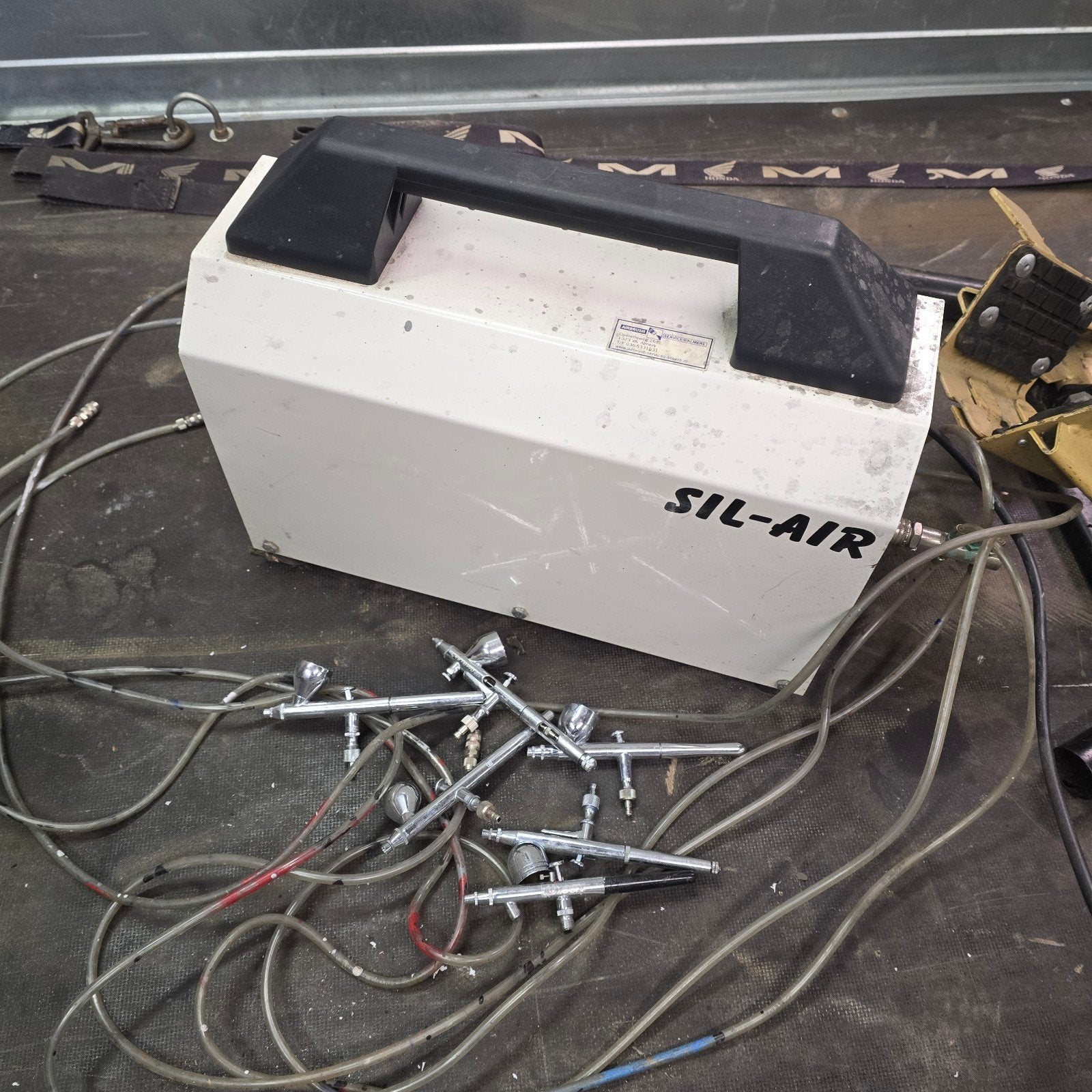 Sil-Air Airbrush Compressor met Iwata Spuitjes, Verzenden, Gebruikt