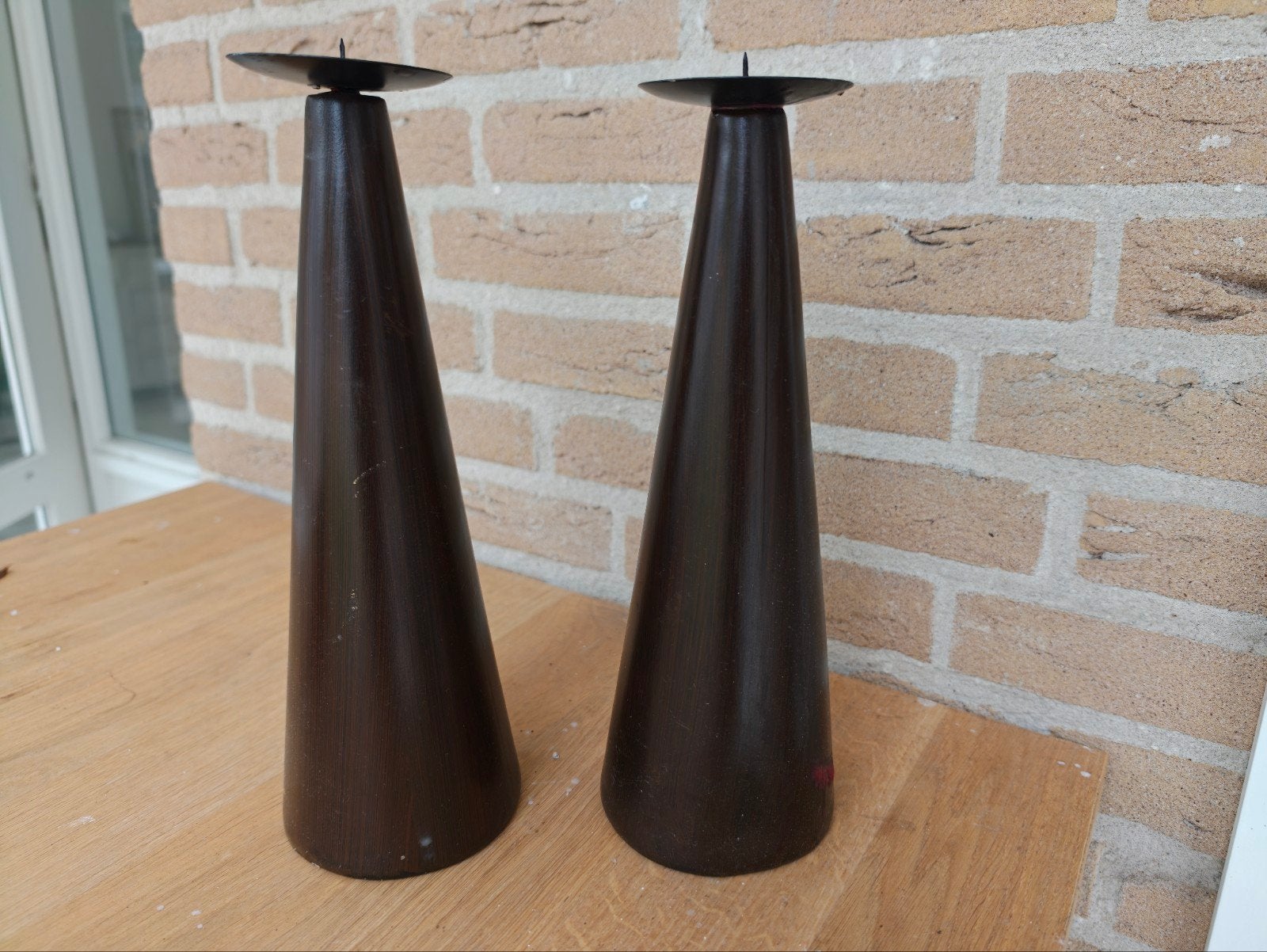 Set van 2 donkerbruine houten kandelaars, Huis en Inrichting, Woonaccessoires | Kandelaars en Kaarsen, Ophalen, Gebruikt, Bruin