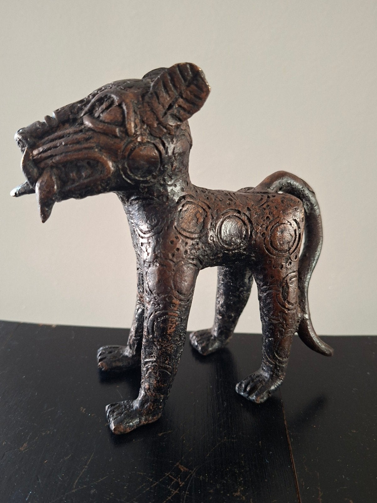 Bronzen beeldje van een luipaard afkomstig uit Benin, Handgemaakt, Ophalen of Verzenden, Overige herkomsten, Brons