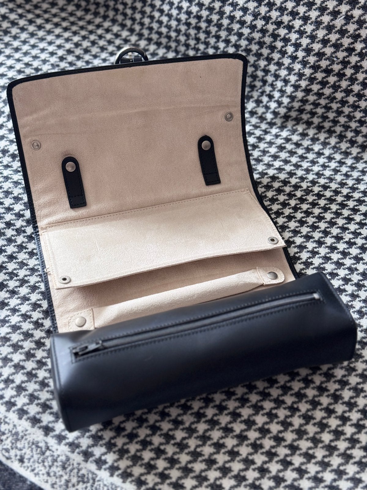 BVLGARI black leather roll-style jewelry/watch pouch, Ophalen of Verzenden, Nieuw, Zwart, Overige merken