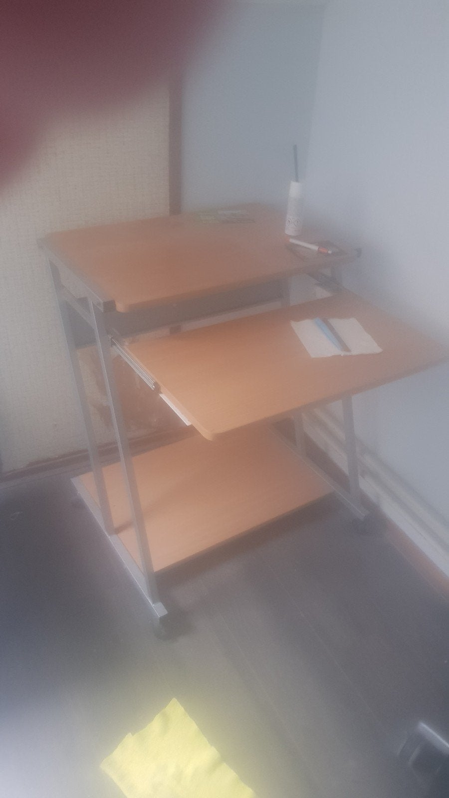 Compact computerbureau met uitschuifbaar toetsenbordblad, Huis en Inrichting, Bureaus, Gebruikt, Computerbureau, Spaanplaat of MDF