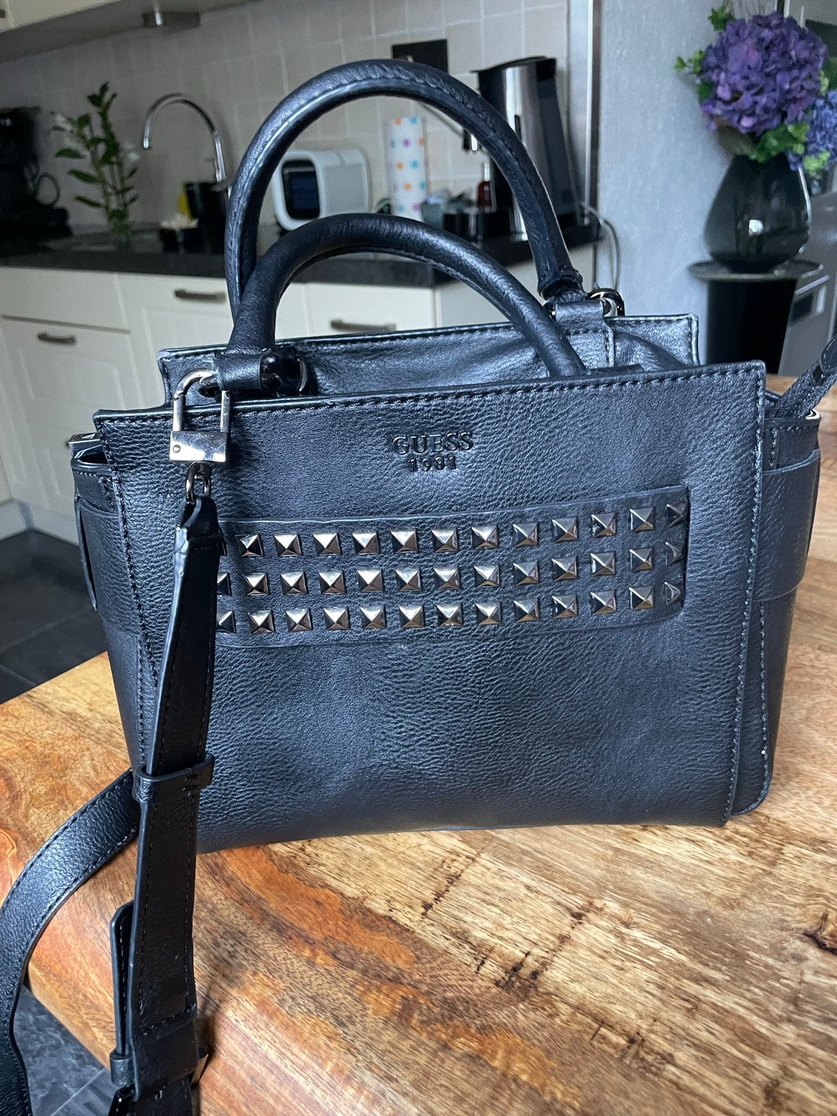 Guess handtas met studs - Zwart, Ophalen of Verzenden, Gebruikt, Zwart, Handtas