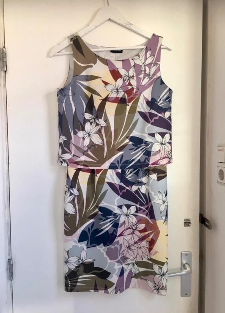 Korte bloemen jurk zonder mouwen maat M met top erover, Kleding | Dames, Ophalen of Verzenden, Zo goed als nieuw, Maat 38/40 (M)