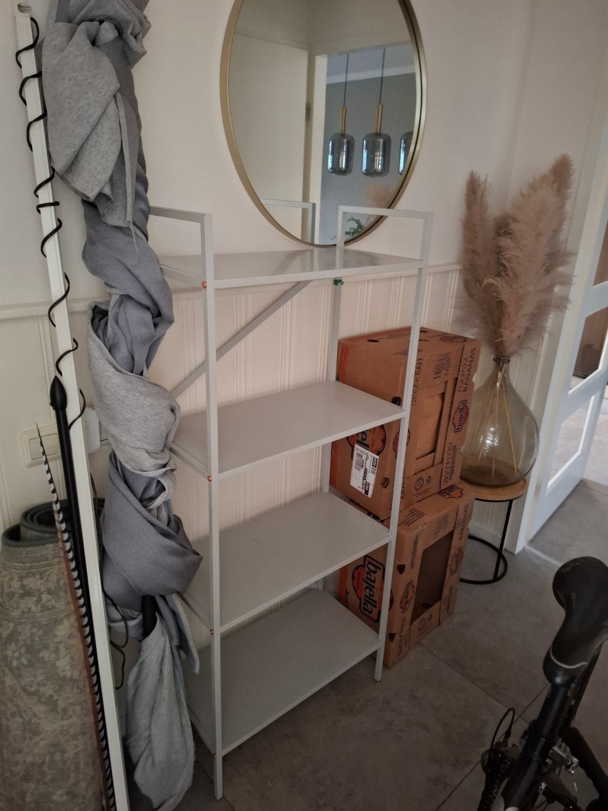Licht grijze metalen kast met 4 planken, Huis en Inrichting, Kasten | Kledingkasten, Ophalen, Zo goed als nieuw, 25 tot 50 cm