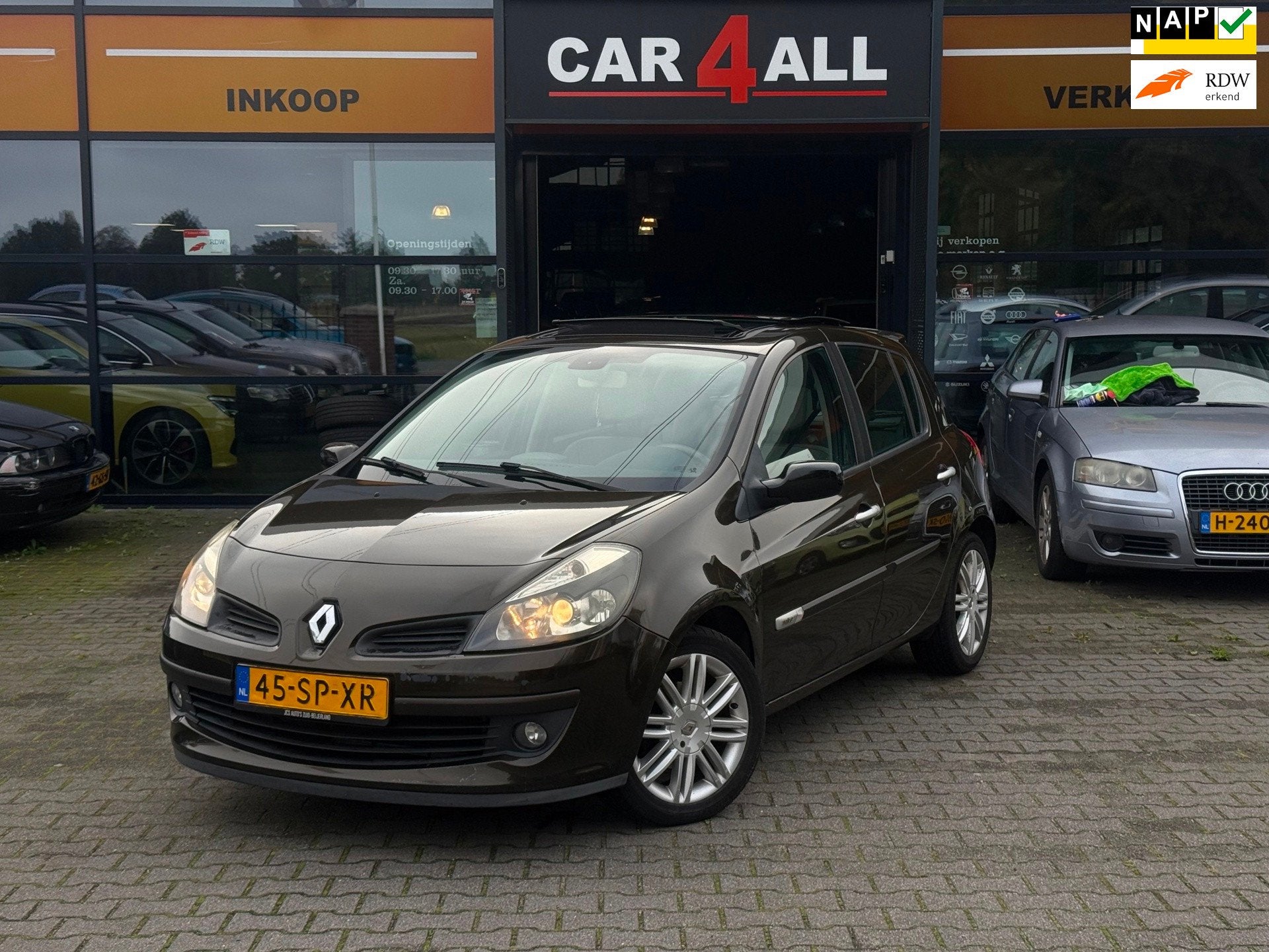 Renault Clio 1.6-16V Initiale PANO/PDC/LEDER/CLIMA/CRUISE/AP, Auto's, Voorwielaandrijving, Gebruikt, Beige, 4 cilinders
