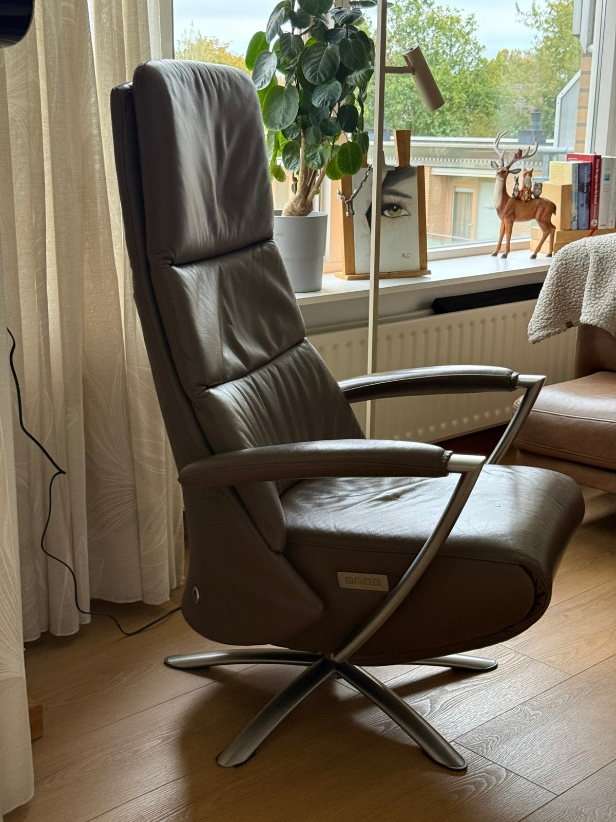 Relaxstoel elektrisch, Ophalen, Zo goed als nieuw, Modern, 50 tot 75 cm
