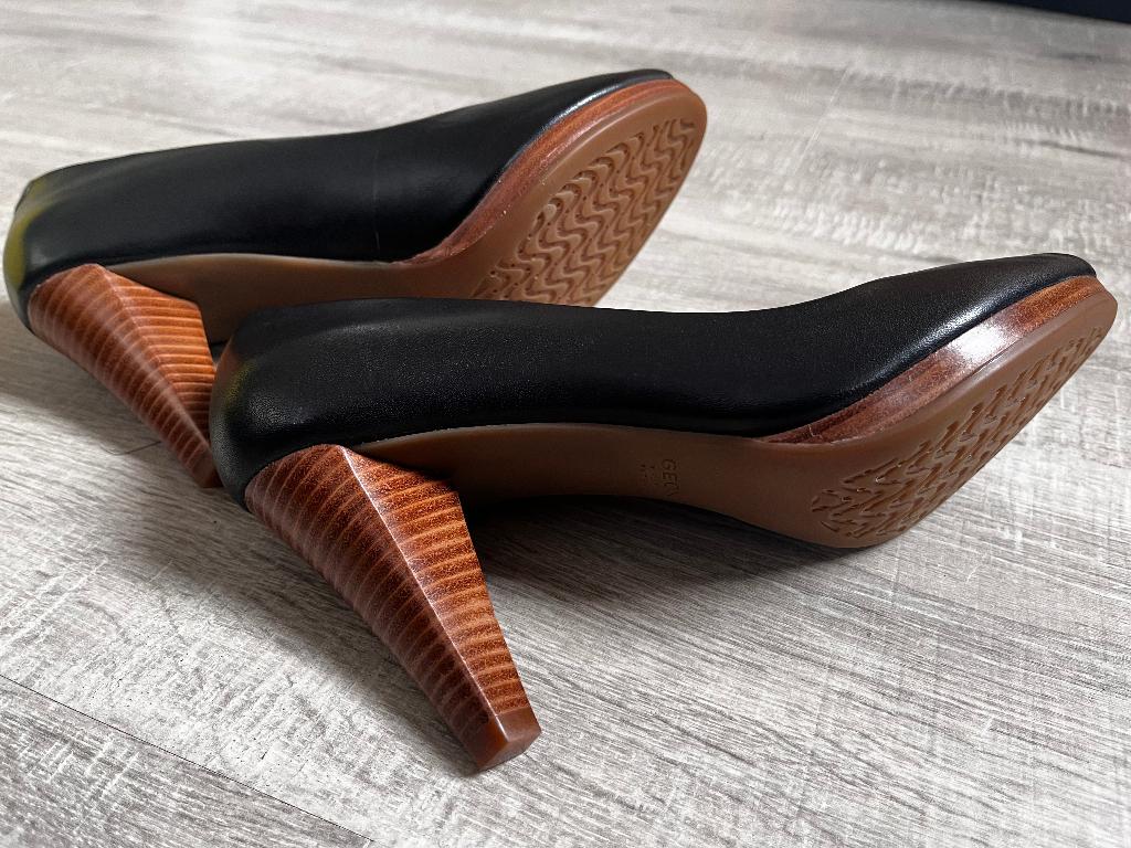 Geox Pump Hak Hakken Zwart met bruine zool - Bijna nieuw 38, Kleding | Dames, Schoenen, Geox, Zwart, Ophalen of Verzenden, Zo goed als nieuw