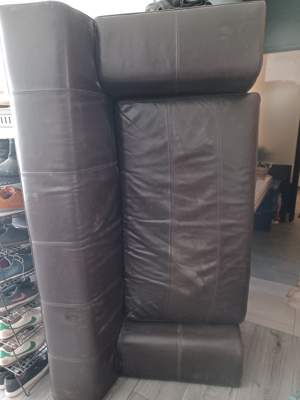 Leren bank van IKEA met RVS-kleurig onderstel en wit stiksel, Ophalen, Gebruikt, Driepersoons, 75 tot 100 cm