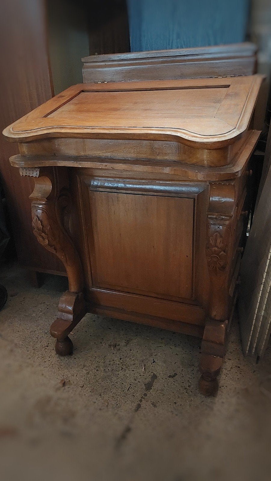 Antiek Davenport bureau met houtsnijwerk en lades, Ophalen