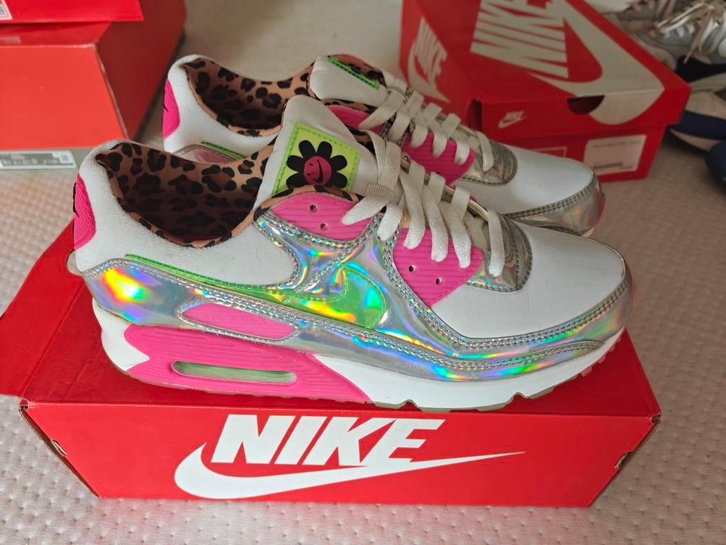 Nike Air Max 90 LX Daisy Leopard Iridescent maat 44,5 (W), Kleding | Dames, Schoenen, Ophalen of Verzenden