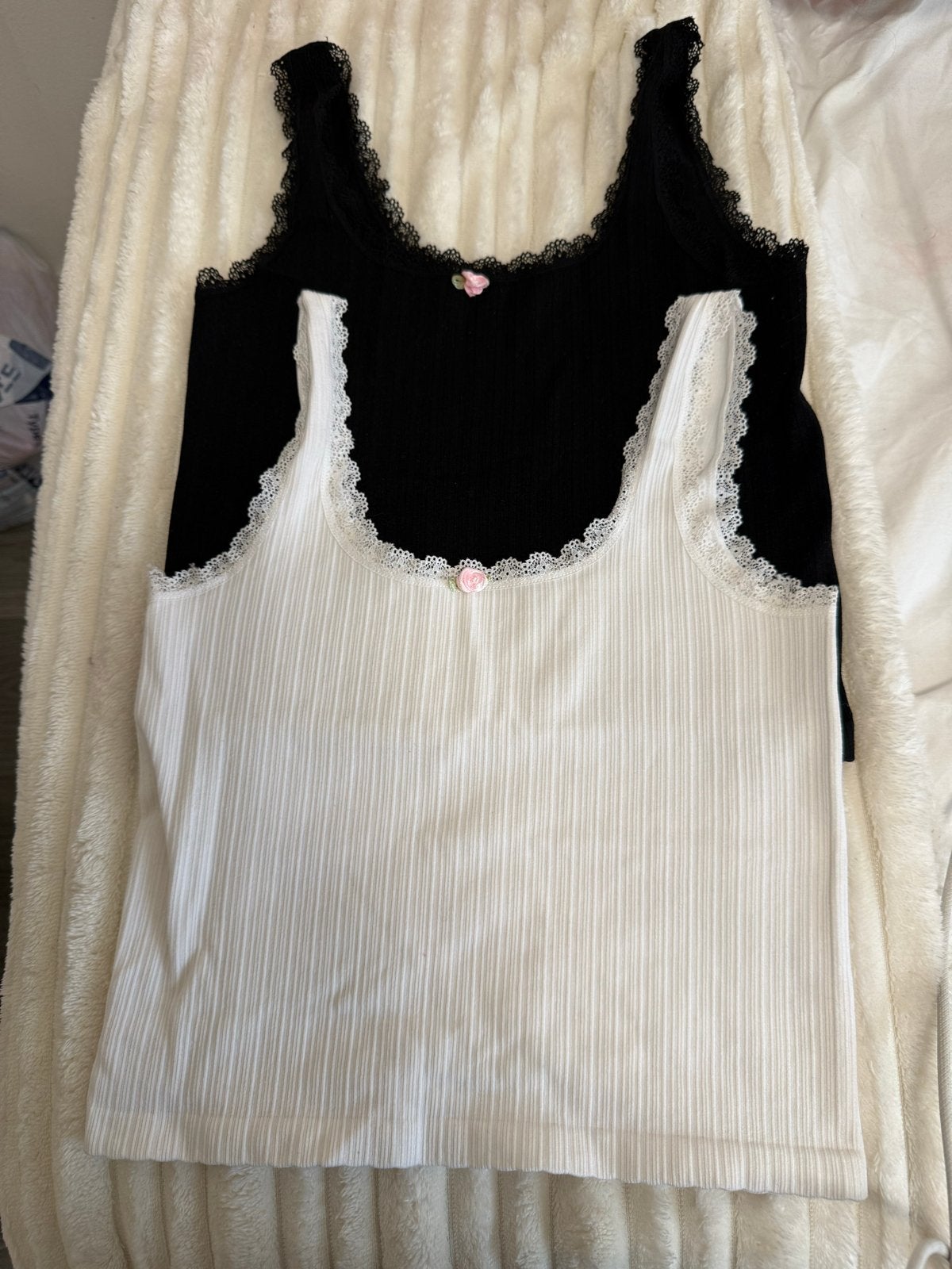 Set van 2 korte topjes met kanten details, Kleding | Dames, Tops, Zo goed als nieuw, Maat 36 (S), Wit, Zonder mouw, Ophalen of Verzenden