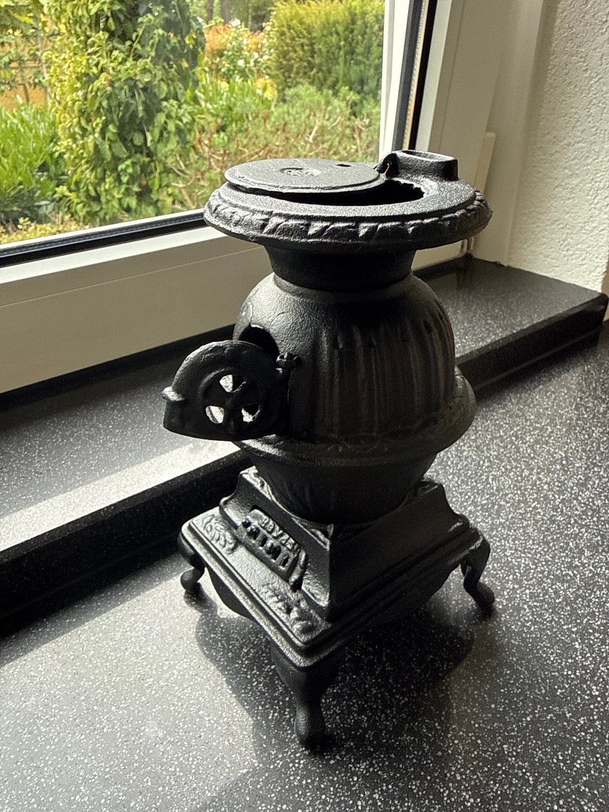 Decoratieve gietijzeren mini kachel, planten tafeltje, Ophalen