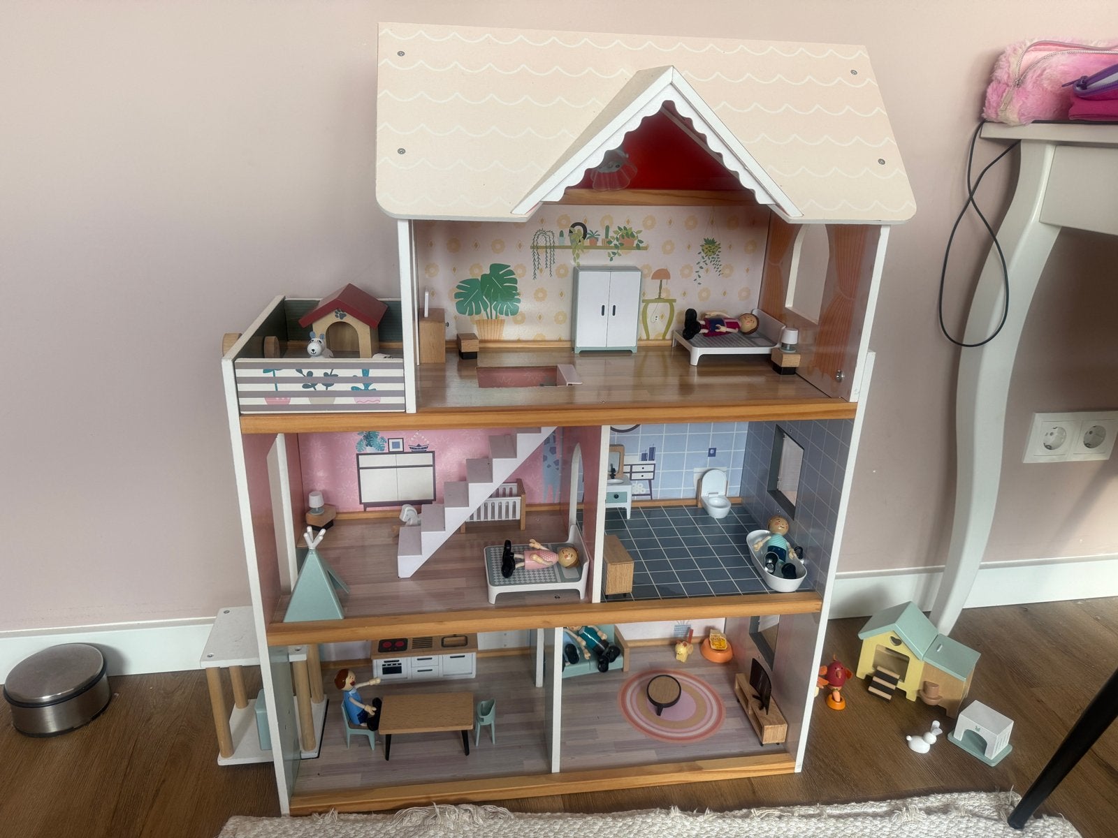 Groot en compleet houten poppenhuis met meubels, Ophalen, Zo goed als nieuw, Poppenhuis