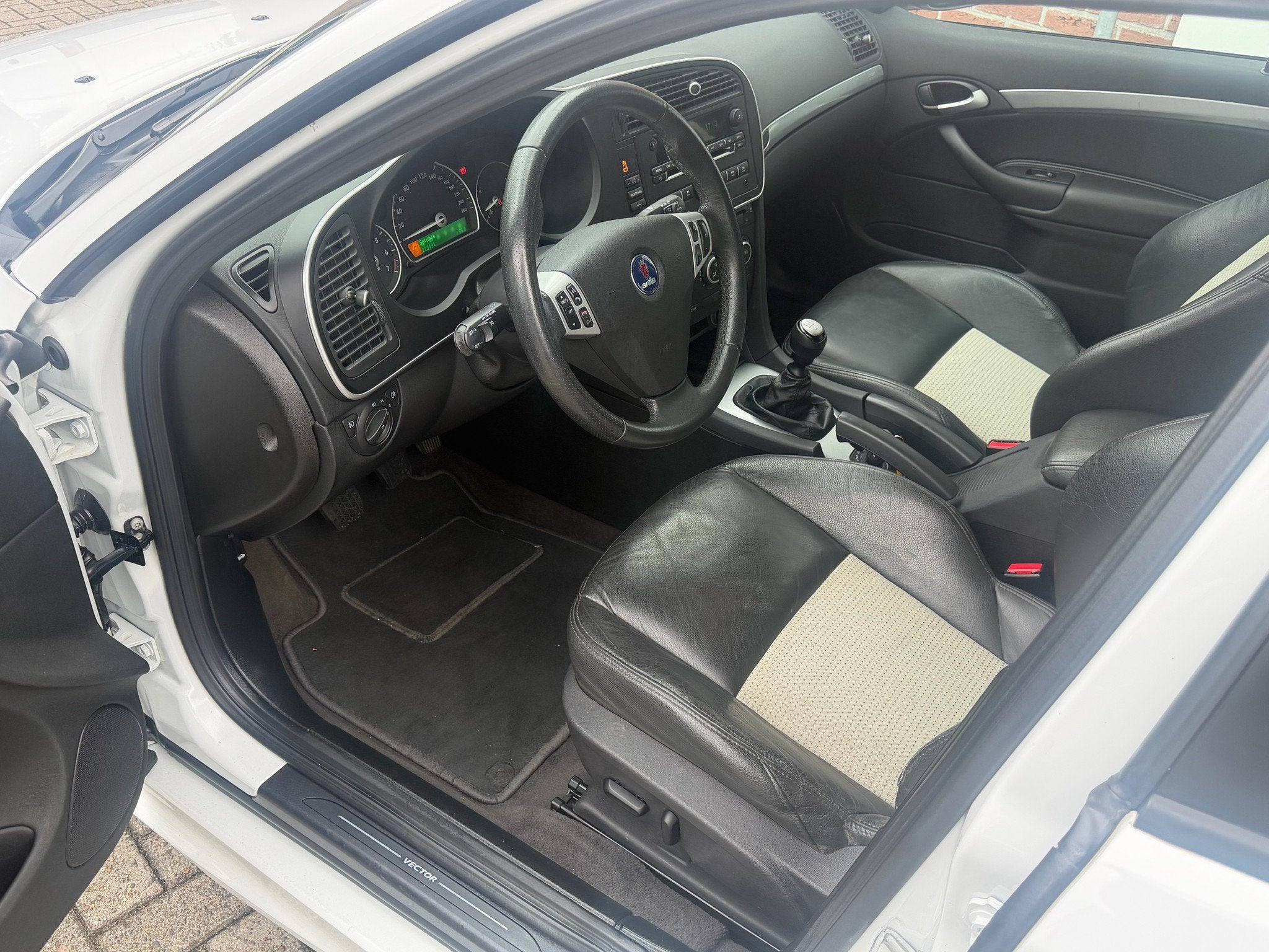 Saab 9-3 2.0t BP Vector NIEUWE APK/CLIMA/TREKHAAK (bj 2011), Auto's, 4 cilinders, Wit, Handgeschakeld, 1600 kg