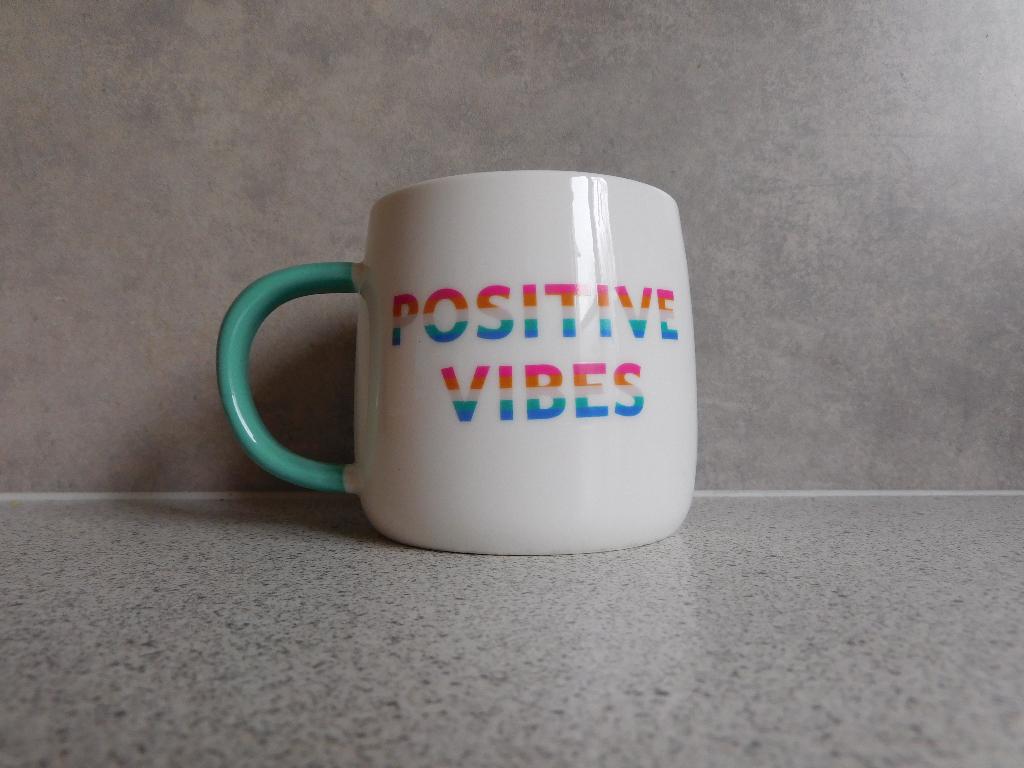 Mok 9x8 cm. 280 ml. New Bone China Positive Vibes Hema, Huis en Inrichting, Ophalen of Verzenden, Zo goed als nieuw, Overige stijlen